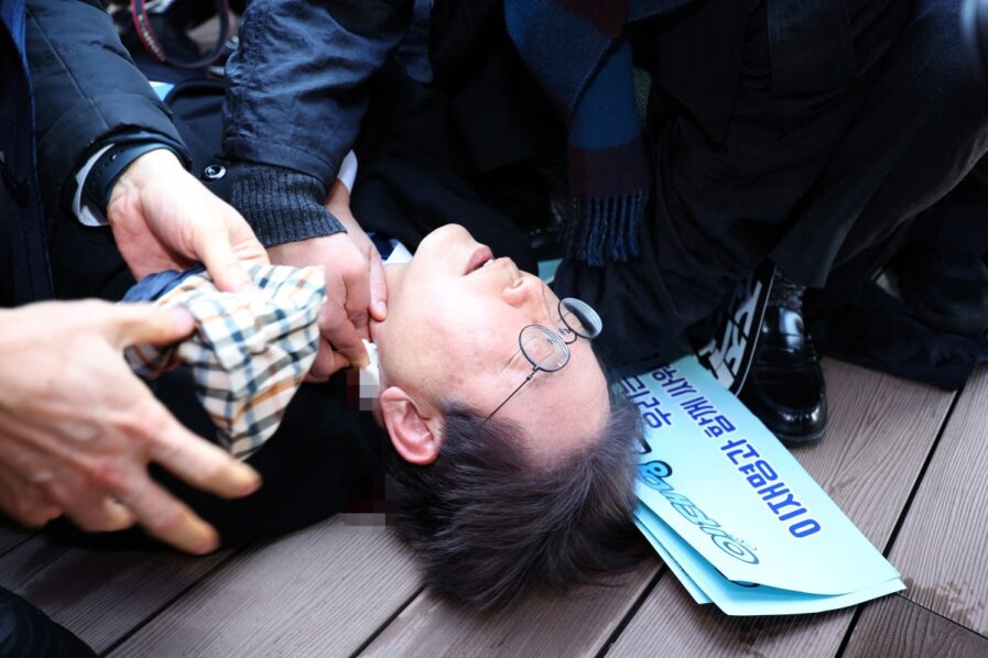 يقول طبيب إن زعيم المعارضة الكوري الجنوبي المطروق من المتوقع أن يتعافى قريبا.
